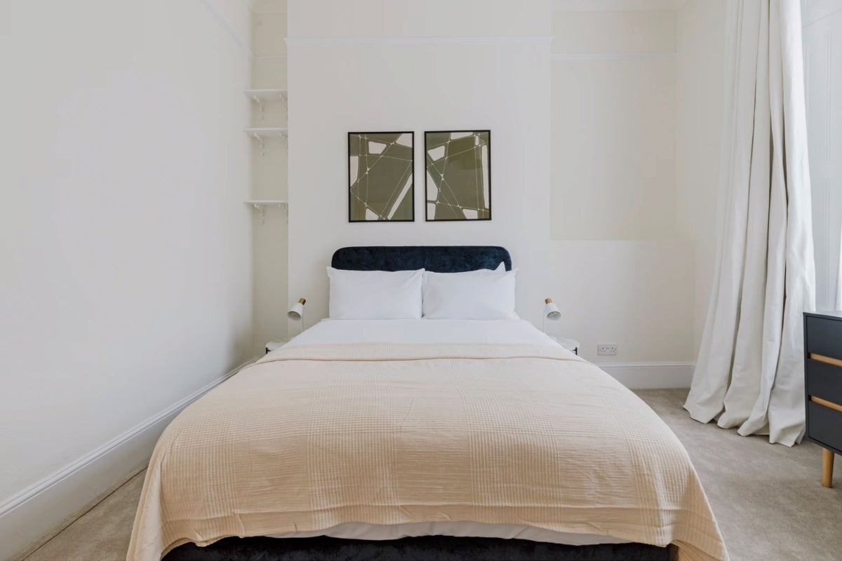 Flat Russell Road in Greater London
