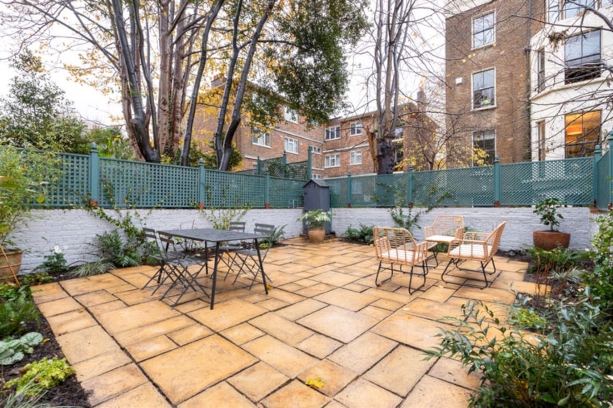 Flat Russell Road in Greater London