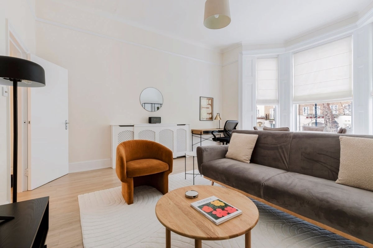Flat Russell Road in Greater London