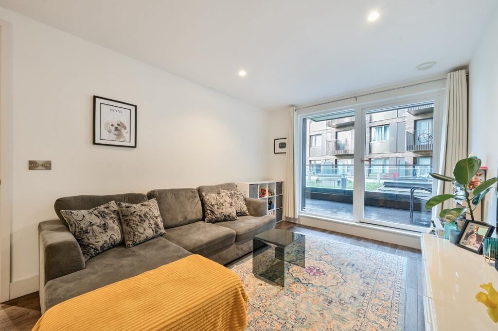 Flat Moulding Lane in Greater London