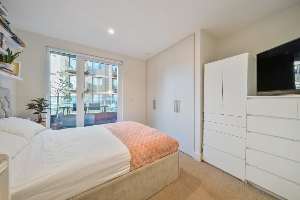 Flat Moulding Lane in Greater London