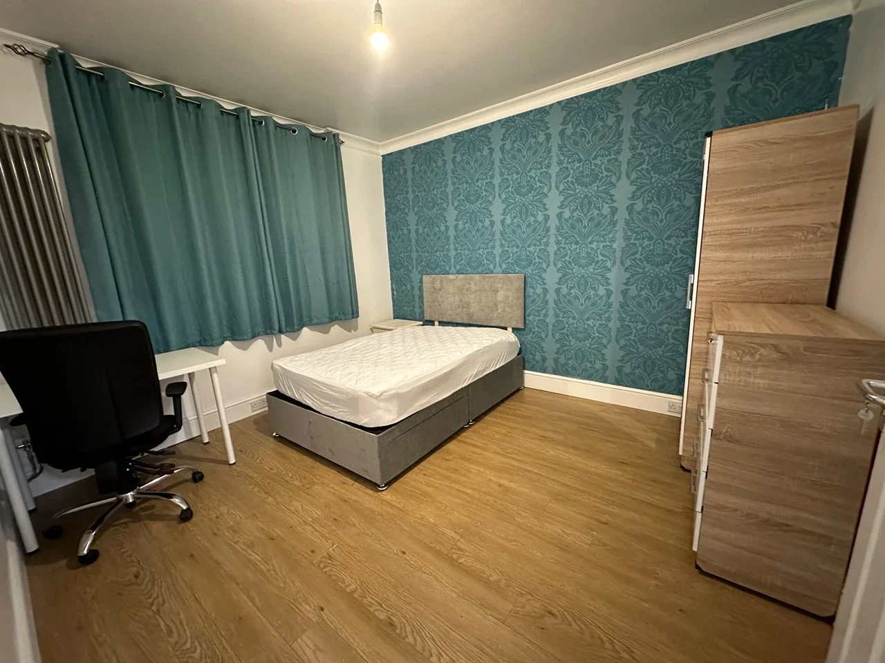 Room Beatrice Street in Swindon