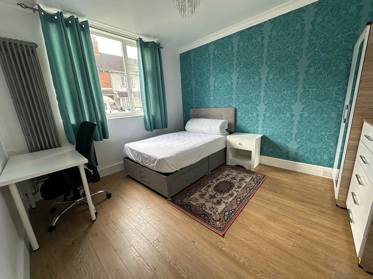 Room Beatrice Street in Swindon
