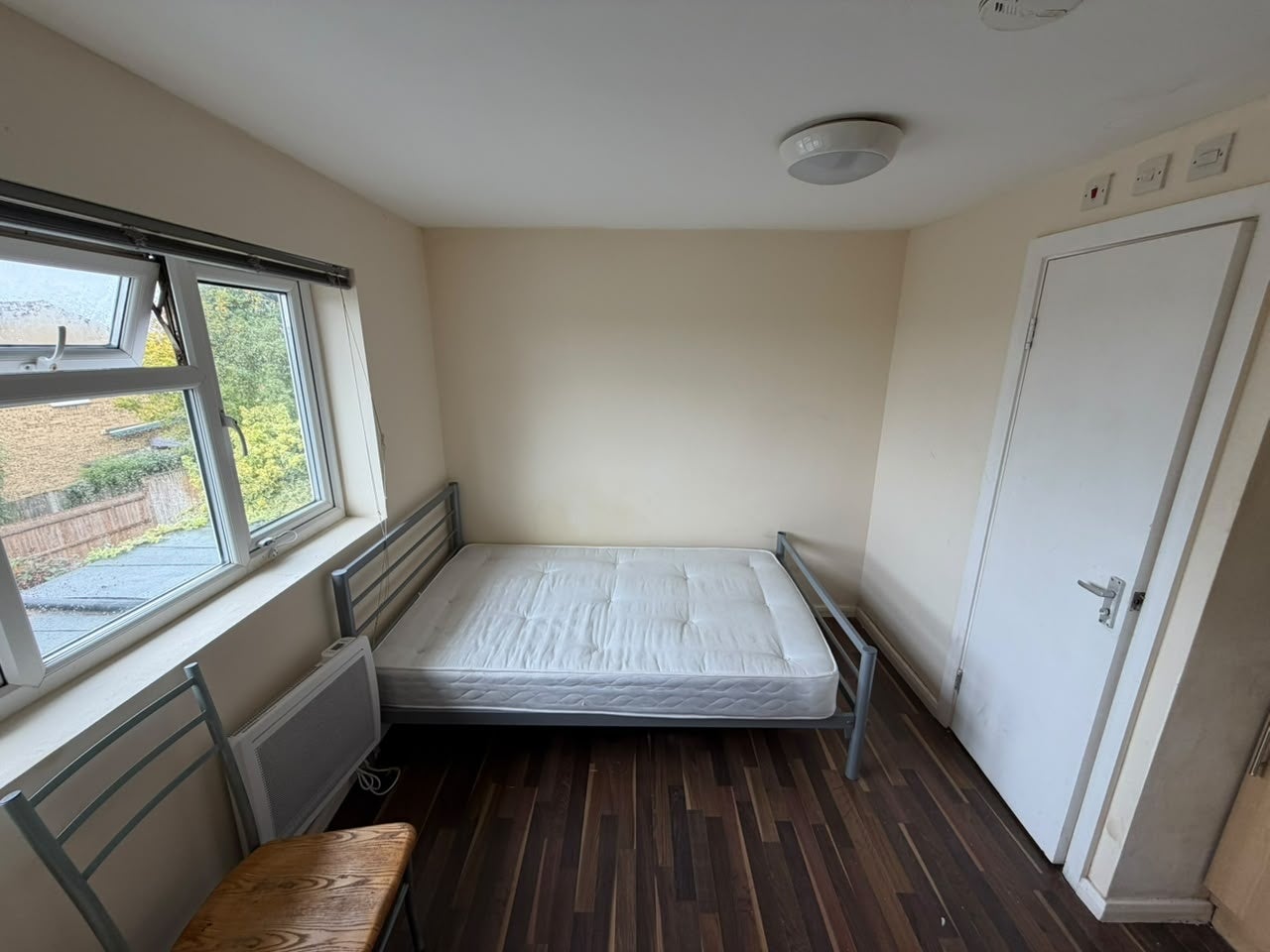 Flat Barnfield Road in Greater London