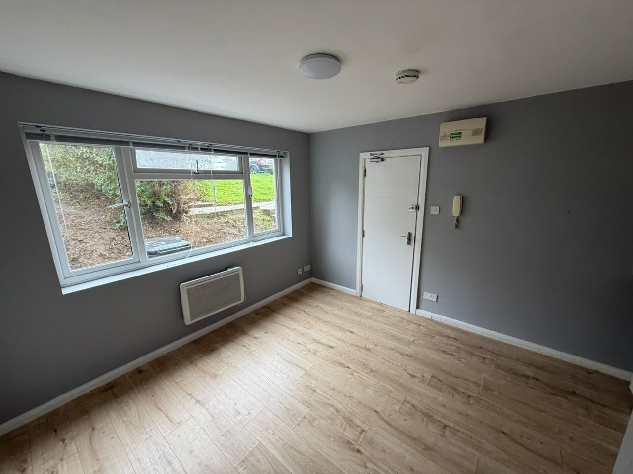 Flat Barnfield Road in Greater London
