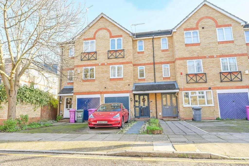 House Barnsdale Avenue in Greater London