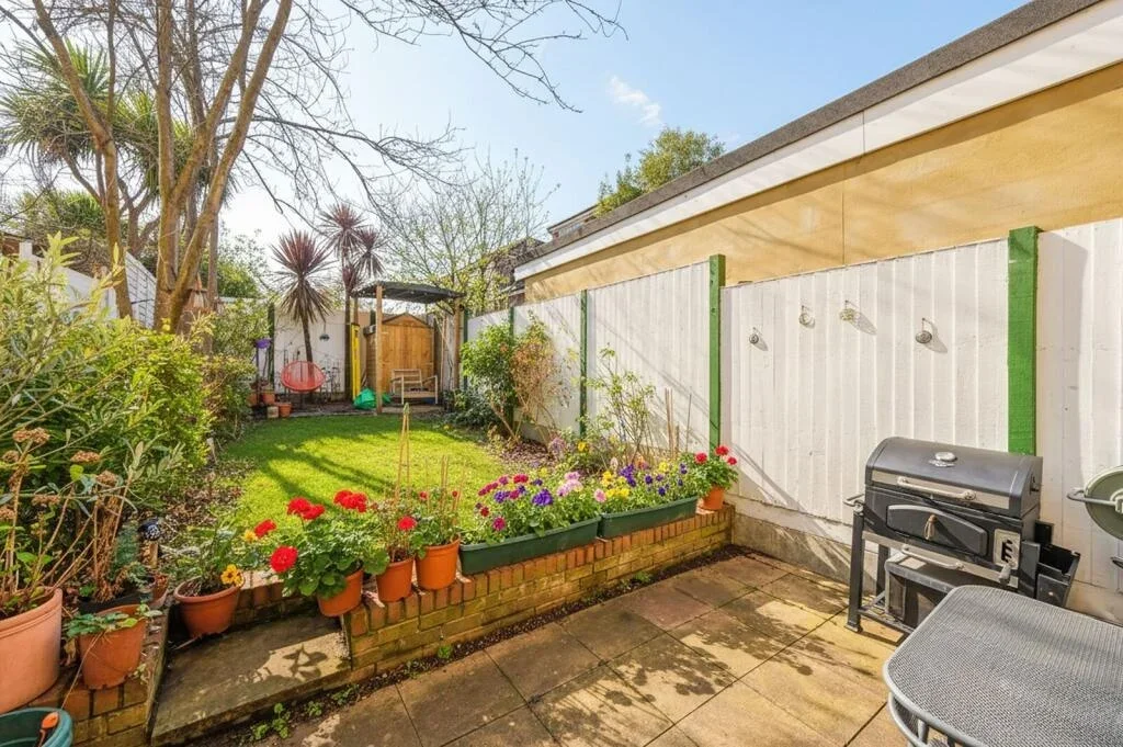 House Barnsdale Avenue in Greater London