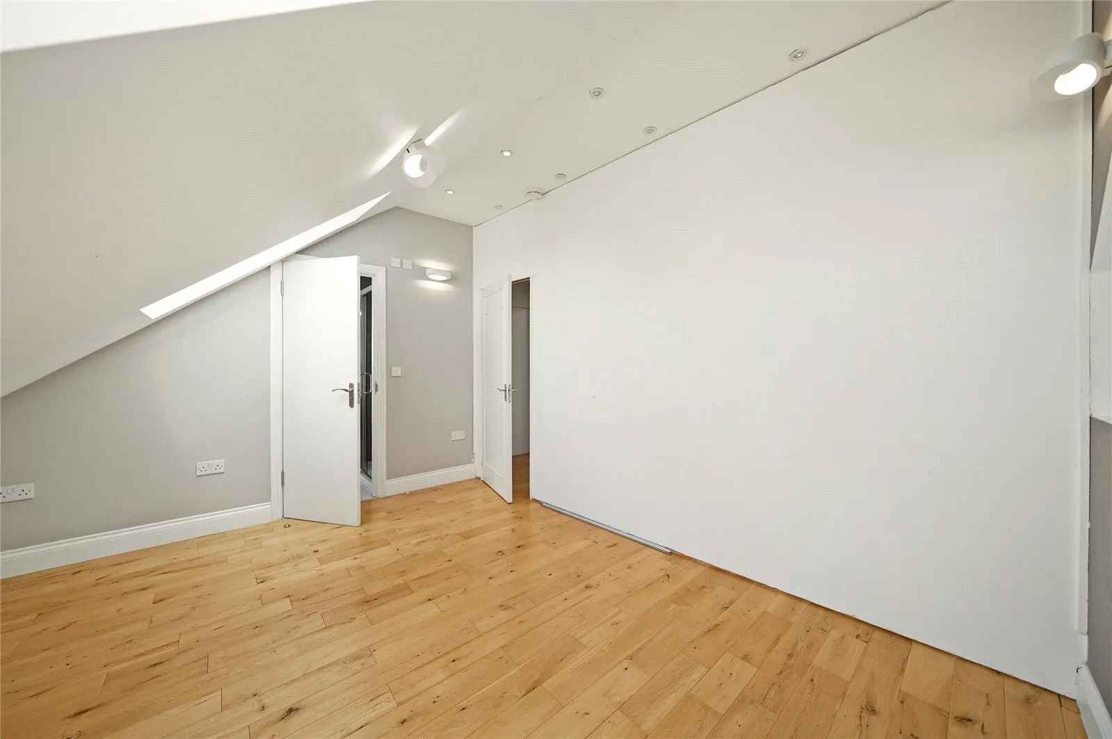 Flat Hillfield Road in Greater London