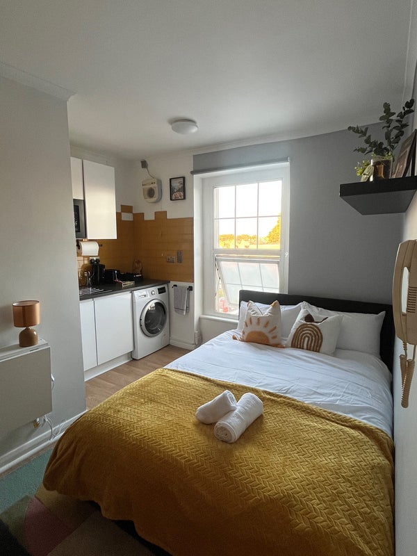 Flat Kingsland High Street in Greater London