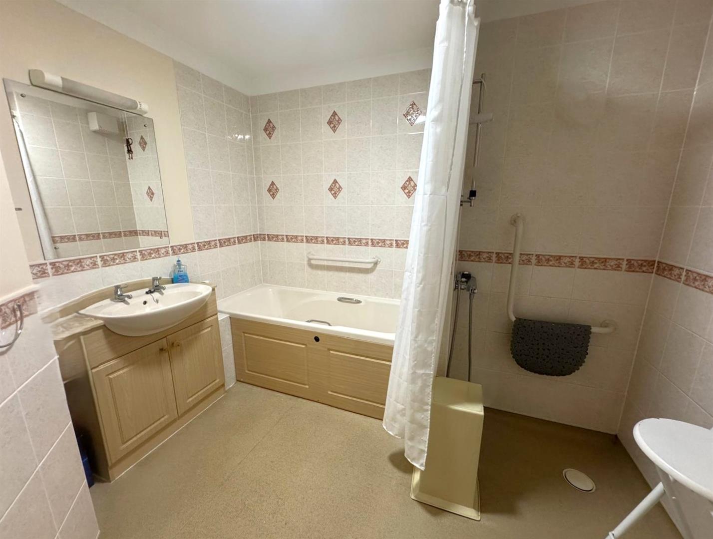Flat Windsor Way in Rushmoor