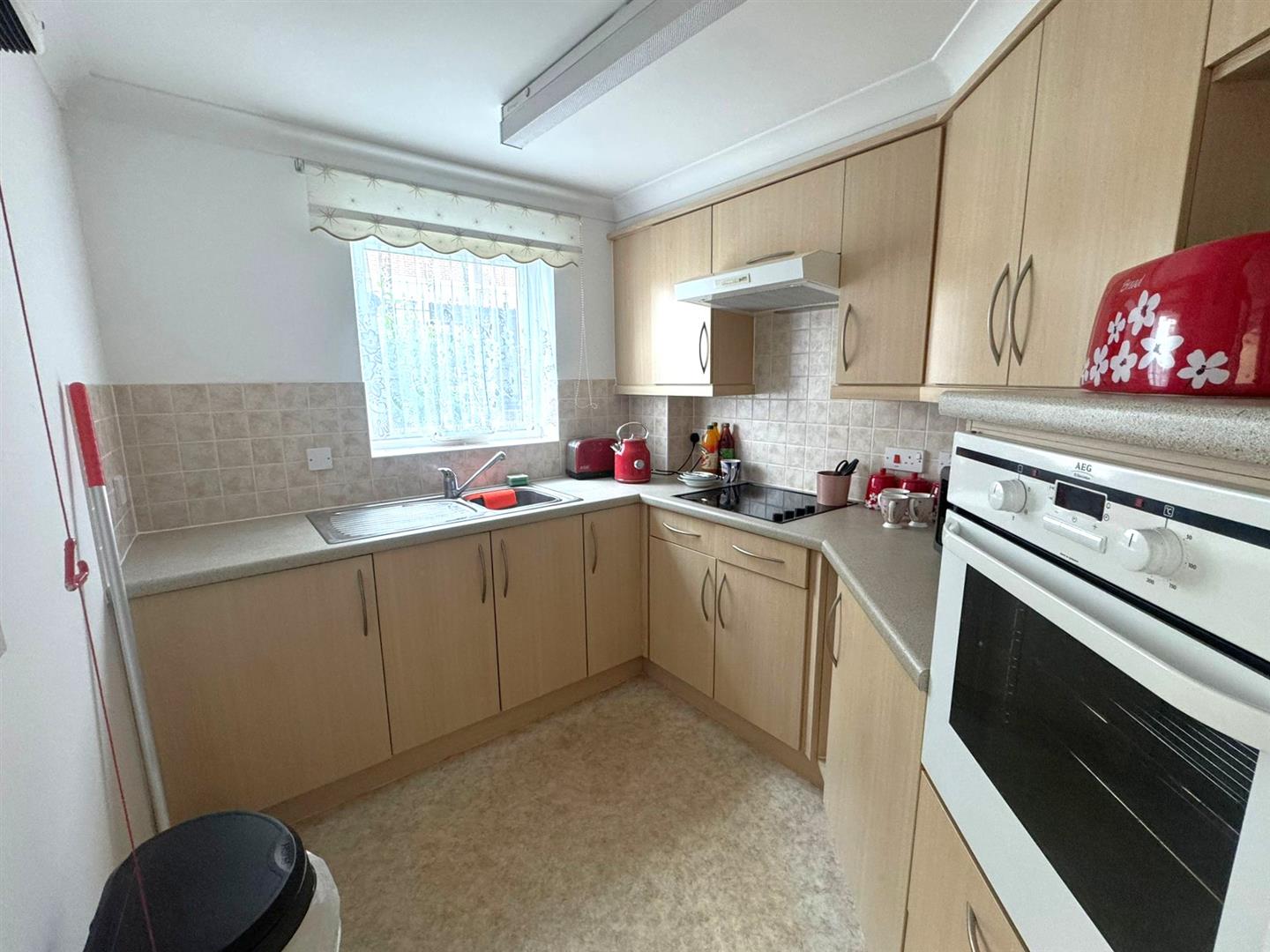 Flat Windsor Way in Rushmoor