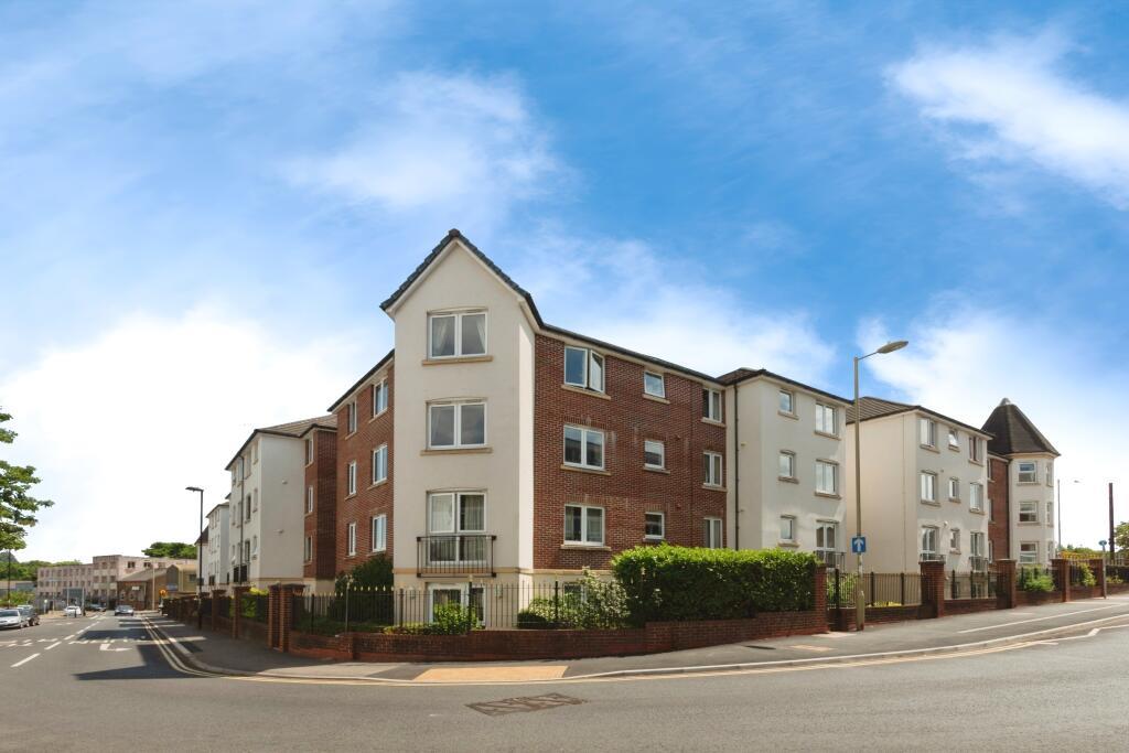 Flat Windsor Way in Rushmoor
