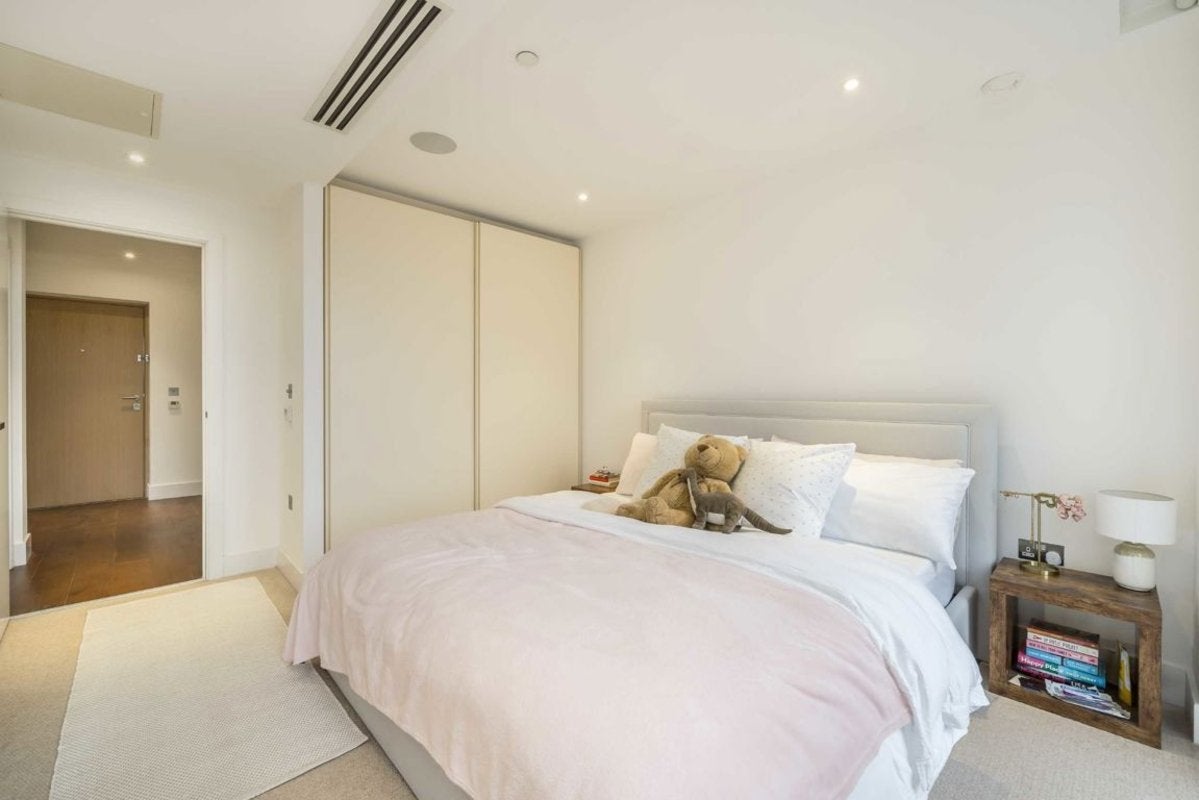 Flat Central Avenue in Greater London