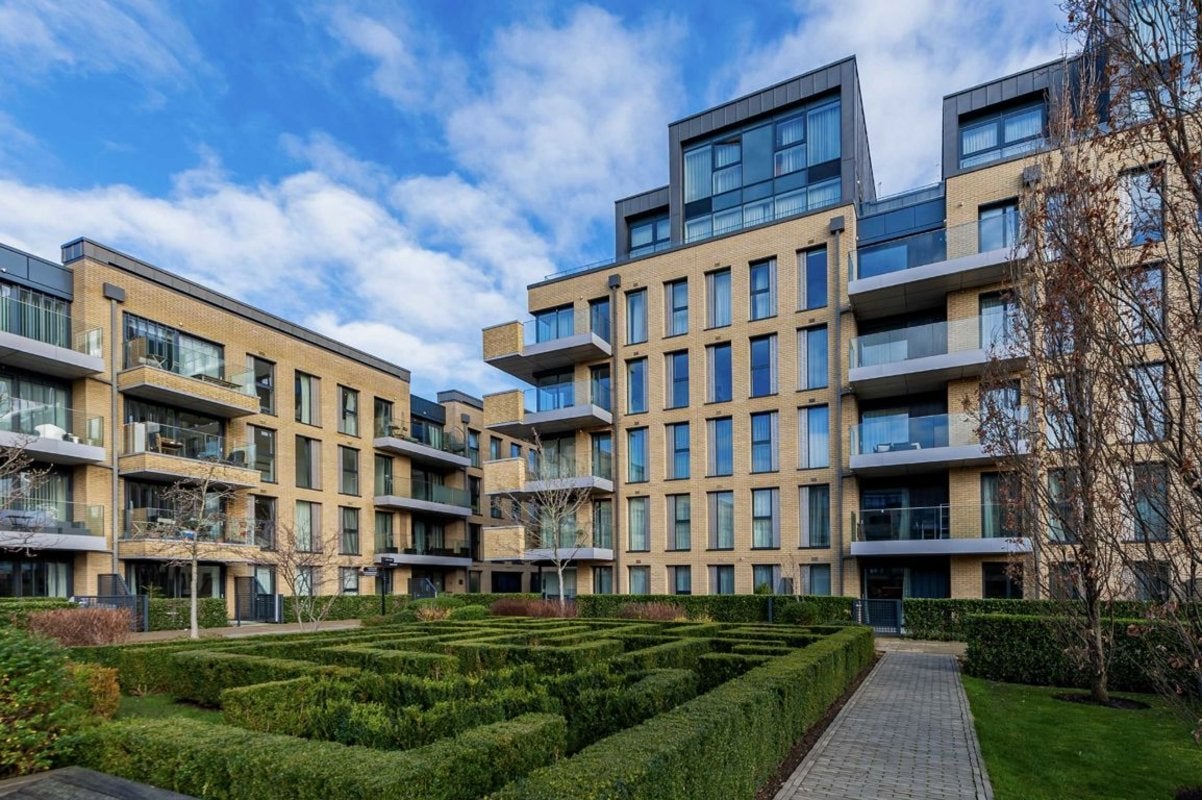 Flat Central Avenue in Greater London