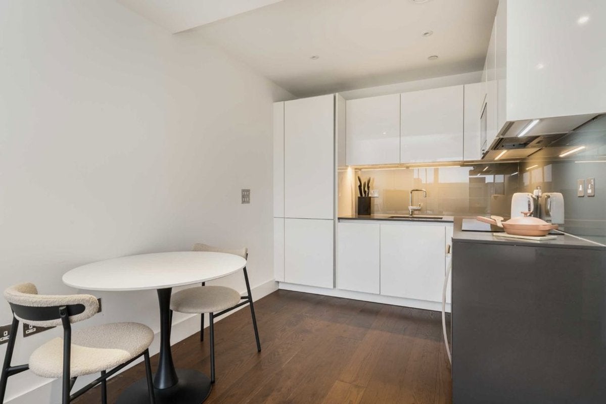Flat Central Avenue in Greater London