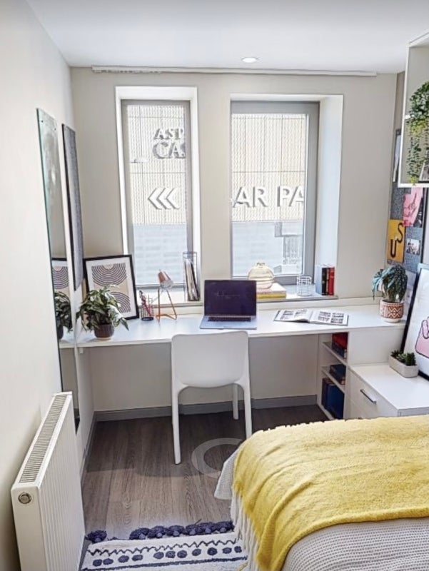 Room International Way in Greater London