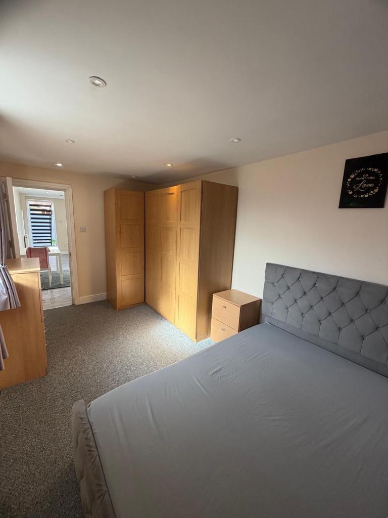 Flat Charlton Park Lane in Greater London