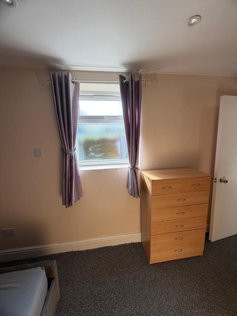 Flat Charlton Park Lane in Greater London