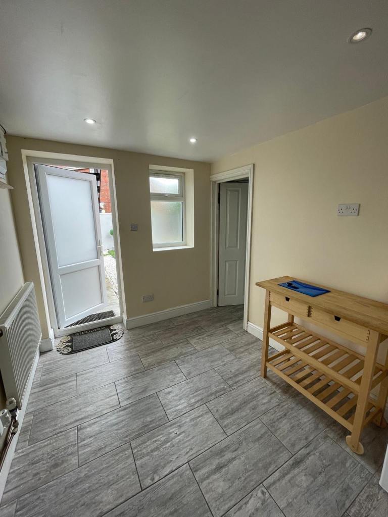 Flat Charlton Park Lane in Greater London