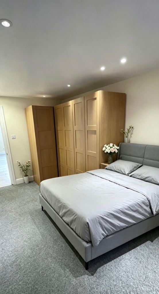 Flat Charlton Park Lane in Greater London