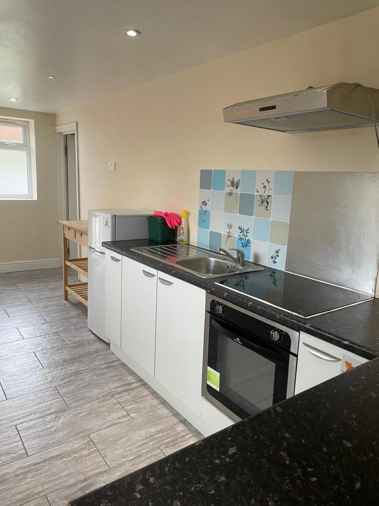 Flat Charlton Park Lane in Greater London
