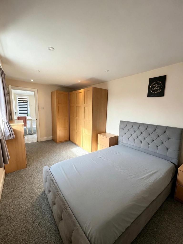 Flat Charlton Park Lane in Greater London
