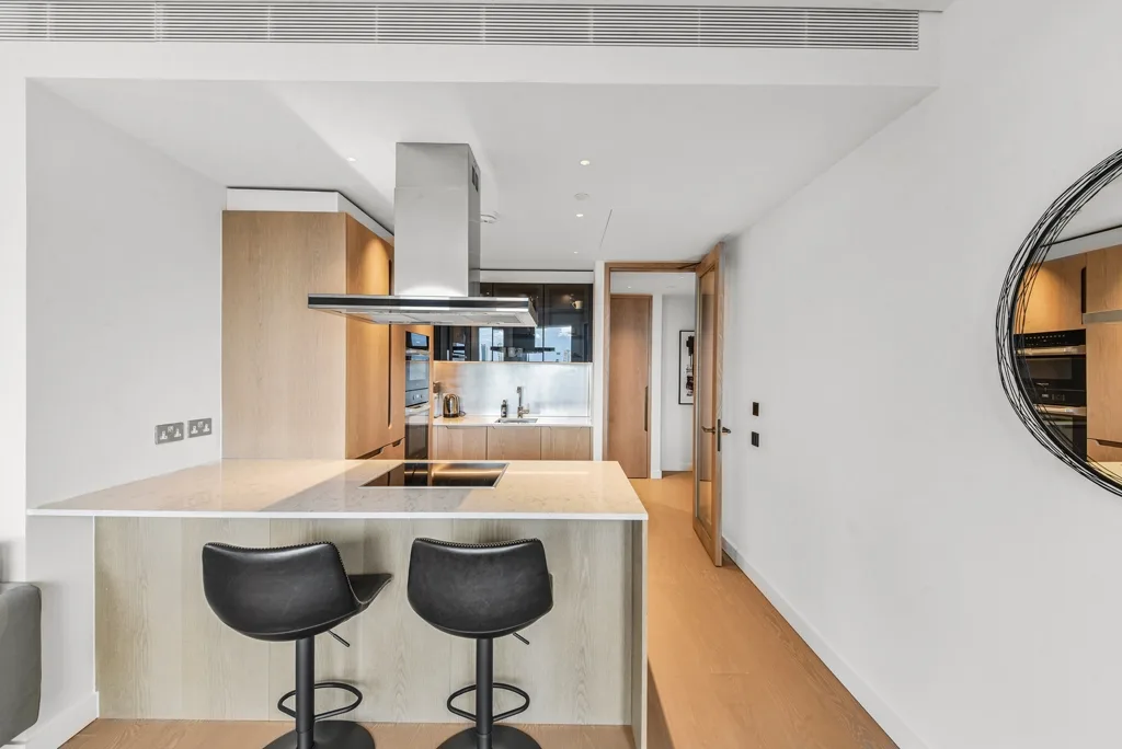 Flat Nine Elms Lane in Greater London
