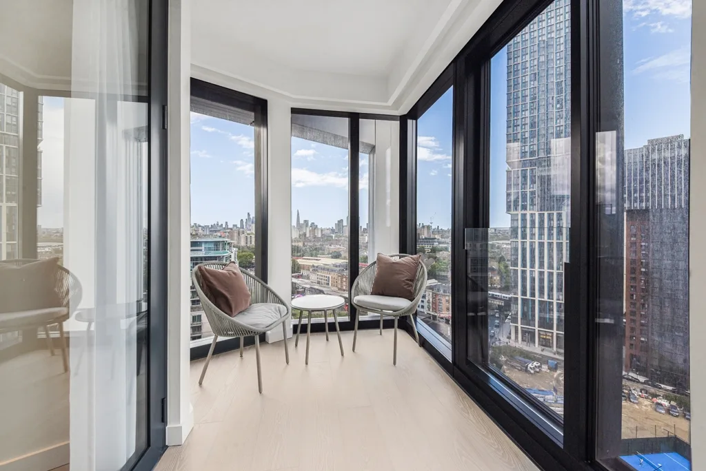 Flat Nine Elms Lane in Greater London