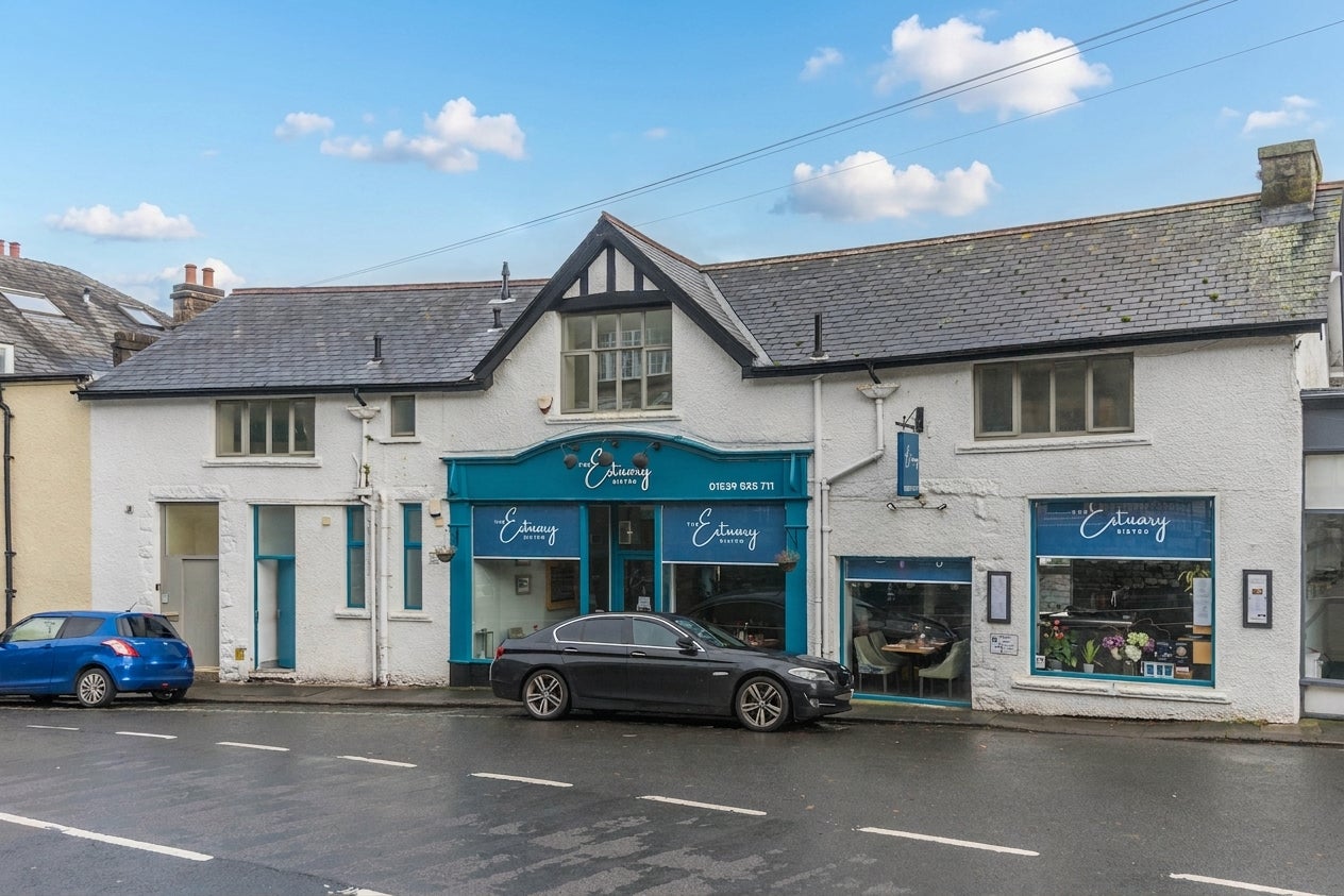 Flat Main Street in Grange-Over-Sands