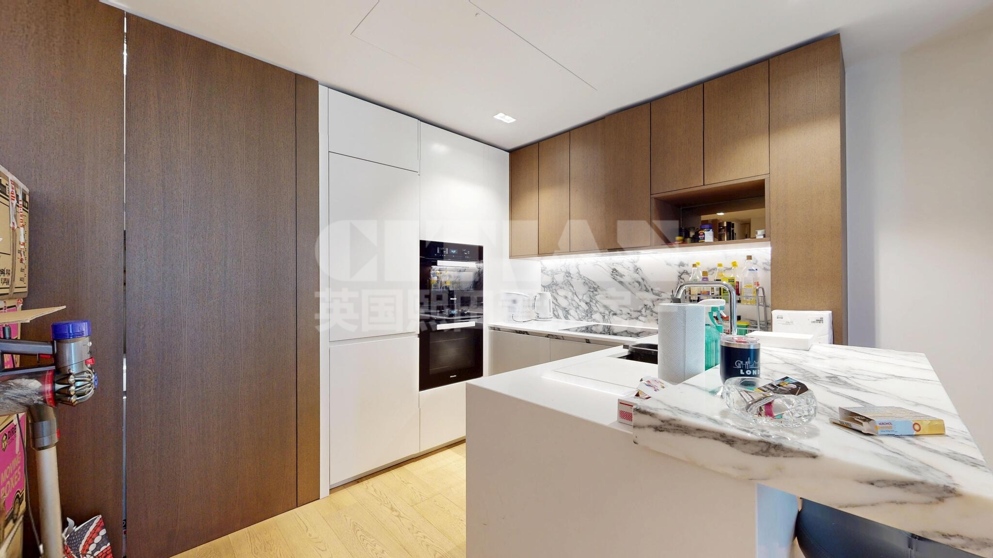 Flat Sutton Walk in Greater London
