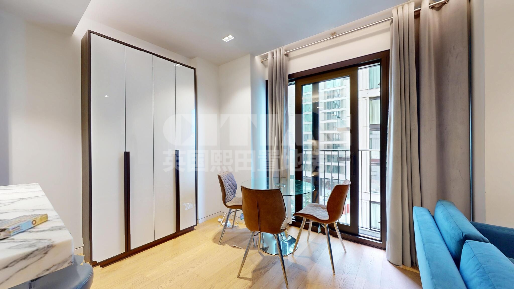 Flat Sutton Walk in Greater London