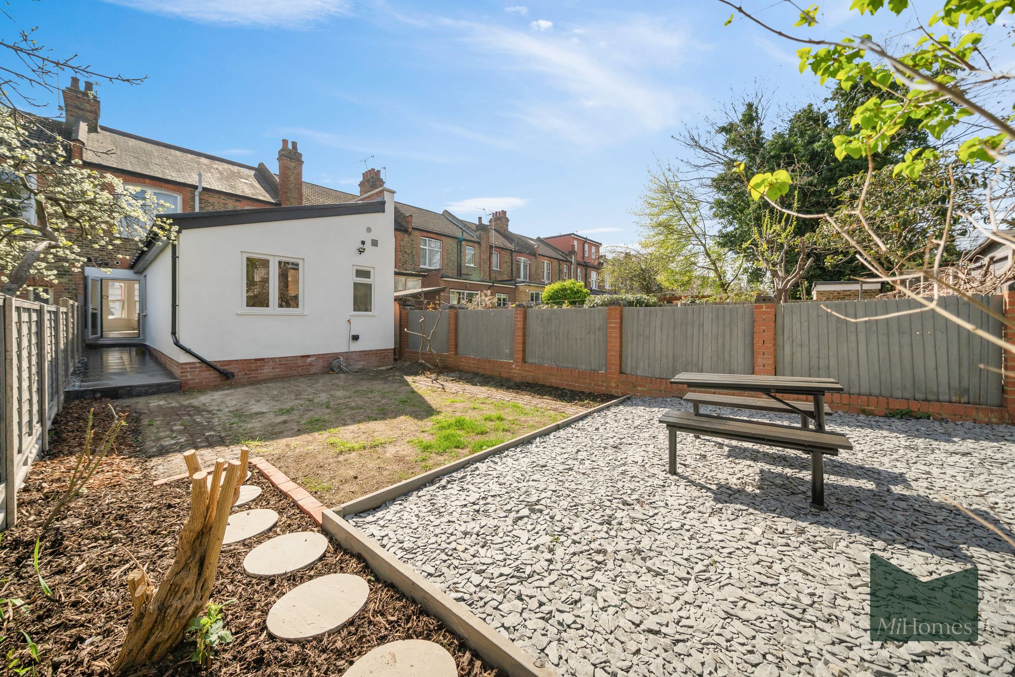 House Belsize Avenue in Greater London