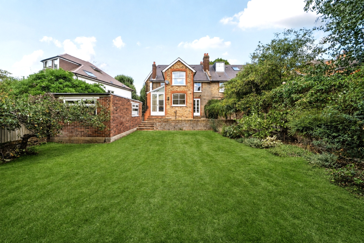 House Heathfield Road in Greater London