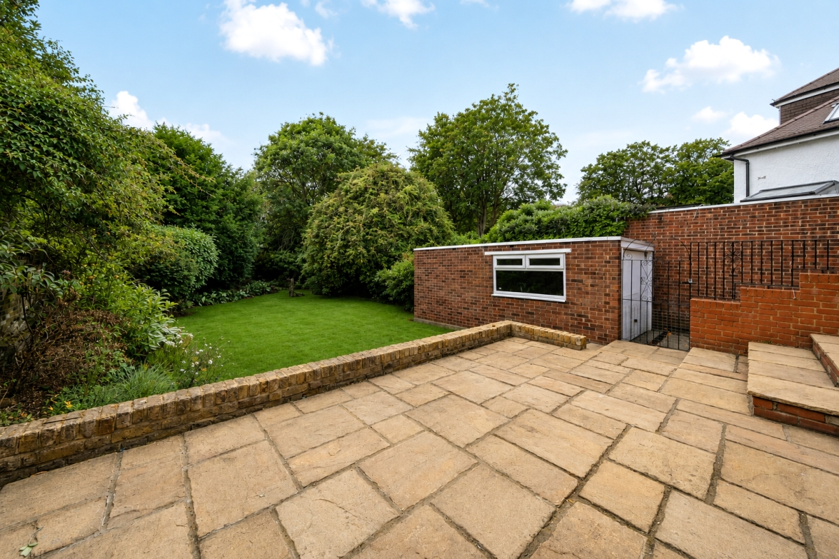 House Heathfield Road in Greater London