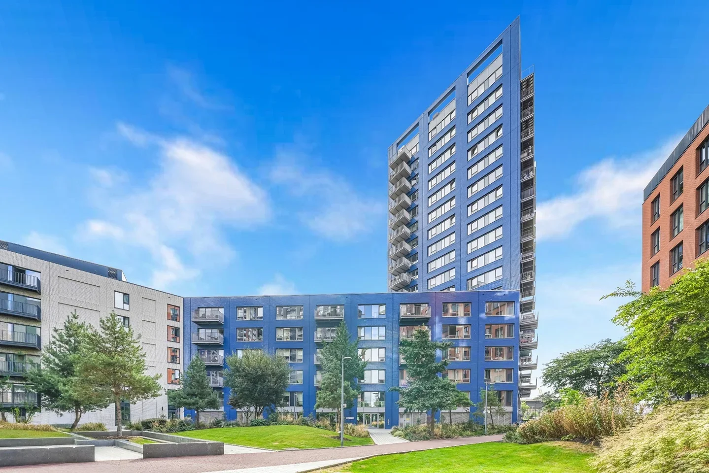 Flat Botanic Square in Greater London