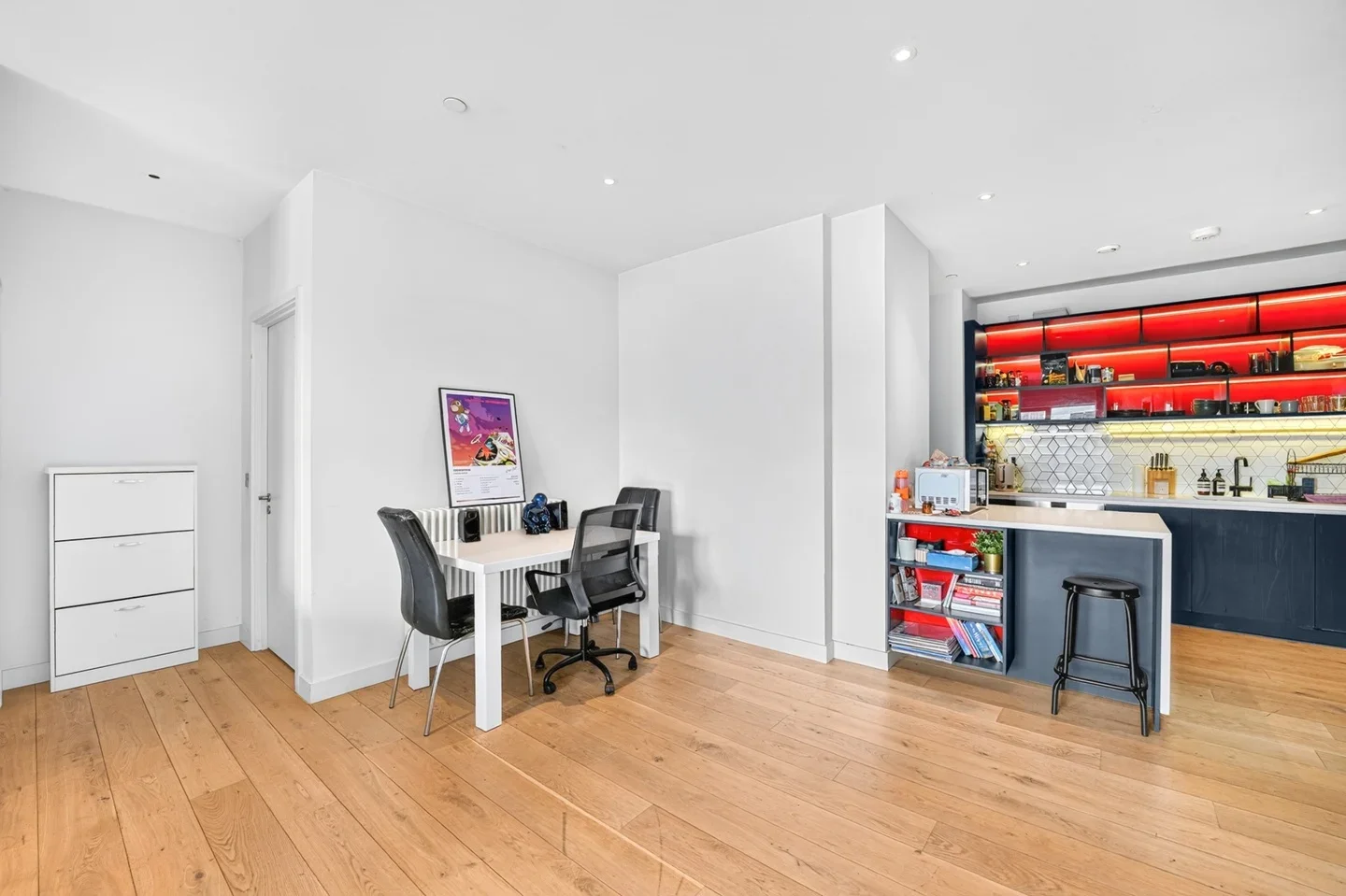 Flat Botanic Square in Greater London