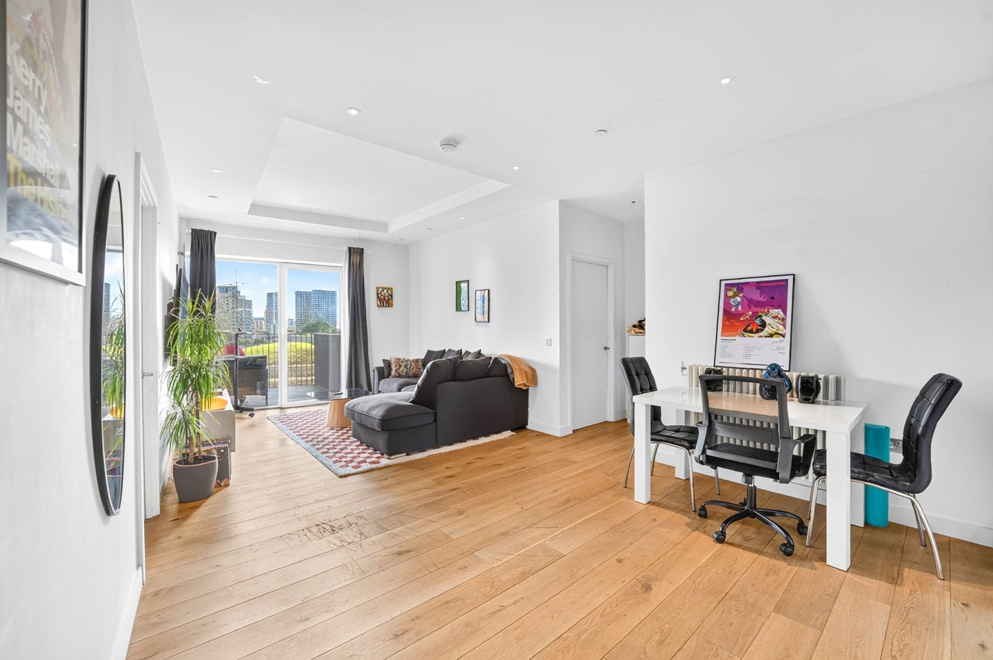 Flat Botanic Square in Greater London