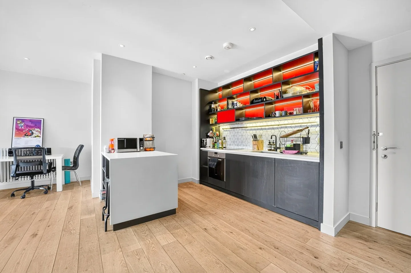 Flat Botanic Square in Greater London