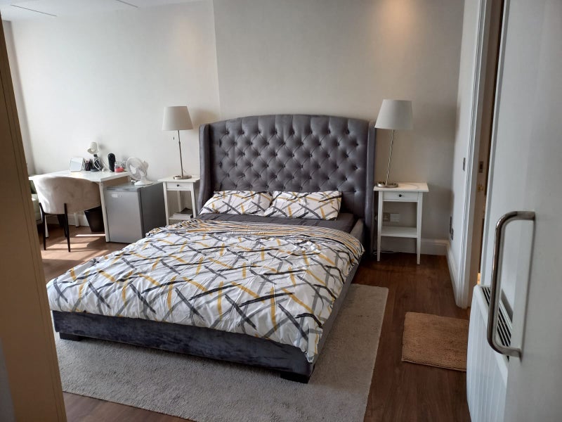 Room Dingley Road in Greater London