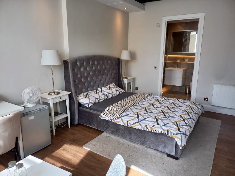 Room Dingley Road in Greater London