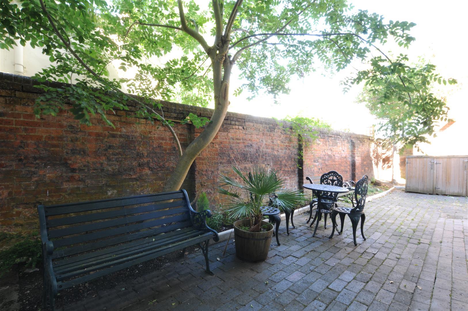 Flat Woodbine Place in Oxford