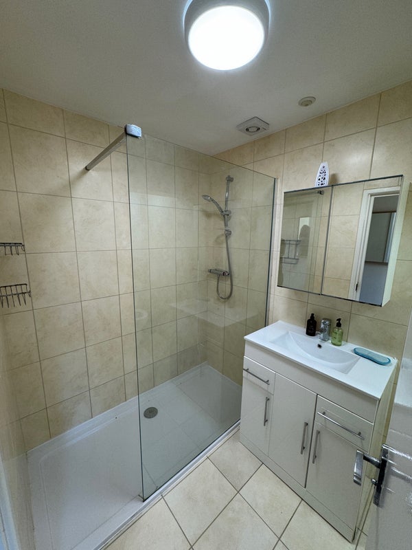 Room Rillside in Crawley
