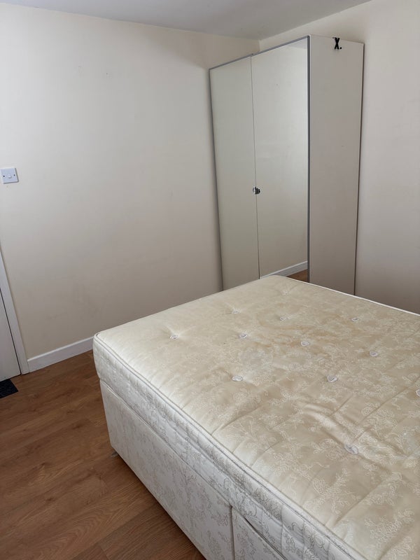 Room Rillside in Crawley