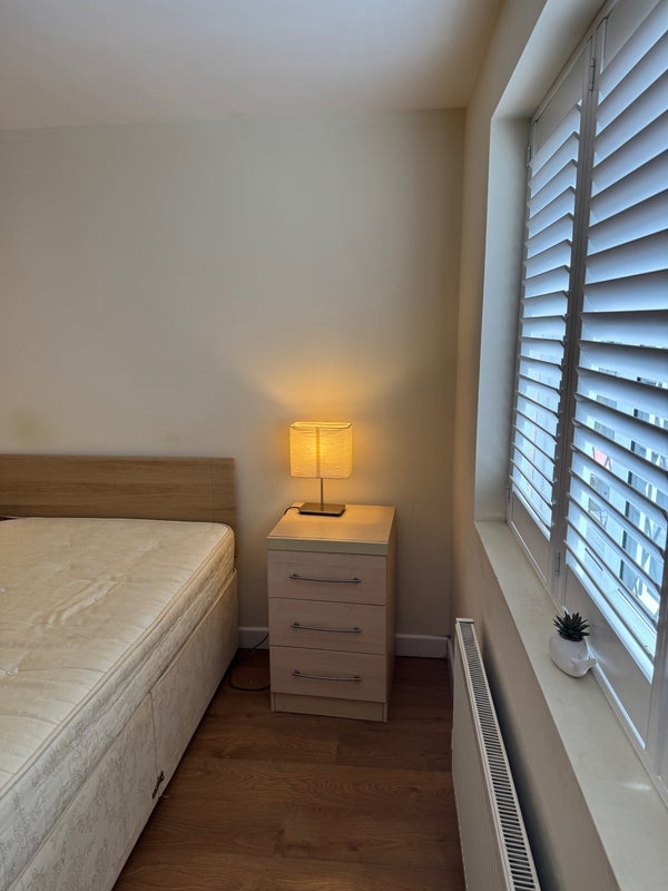 Room Rillside in Crawley