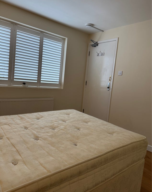 Room Rillside in Crawley