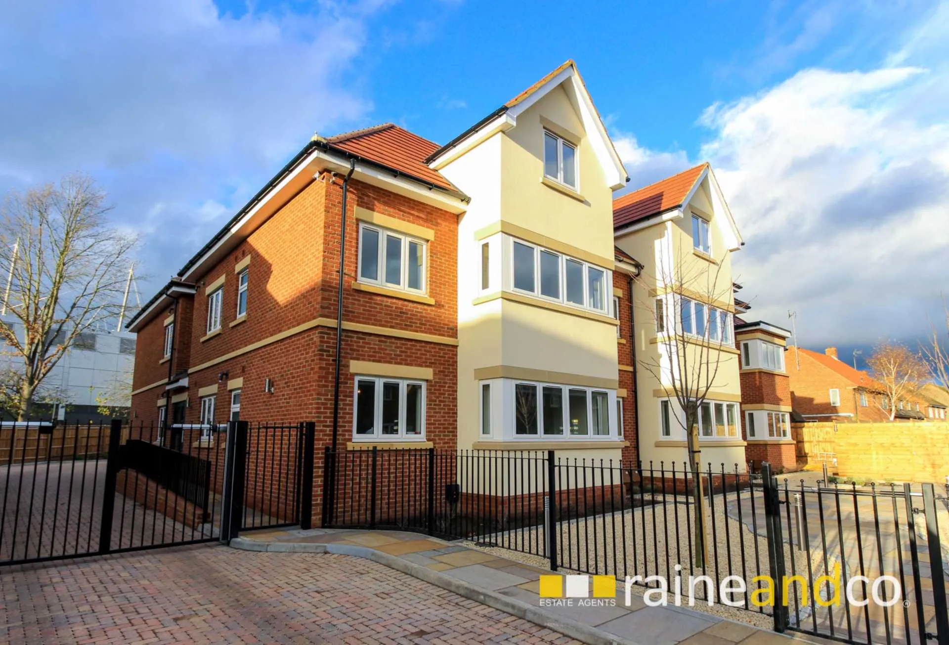 Flat Roe Green Lane in Welwyn Hatfield