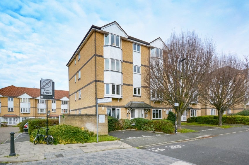 Flat Sheppard Drive in Greater London