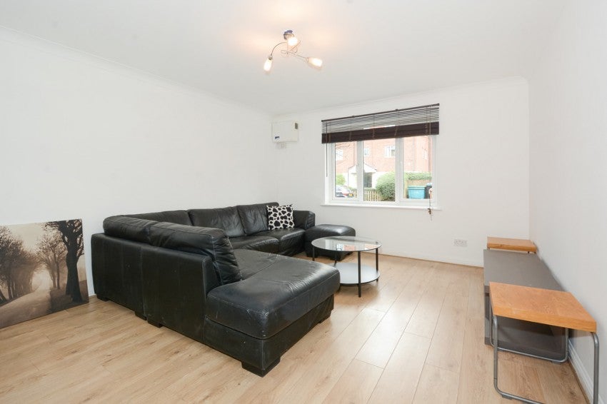Flat Sheppard Drive in Greater London