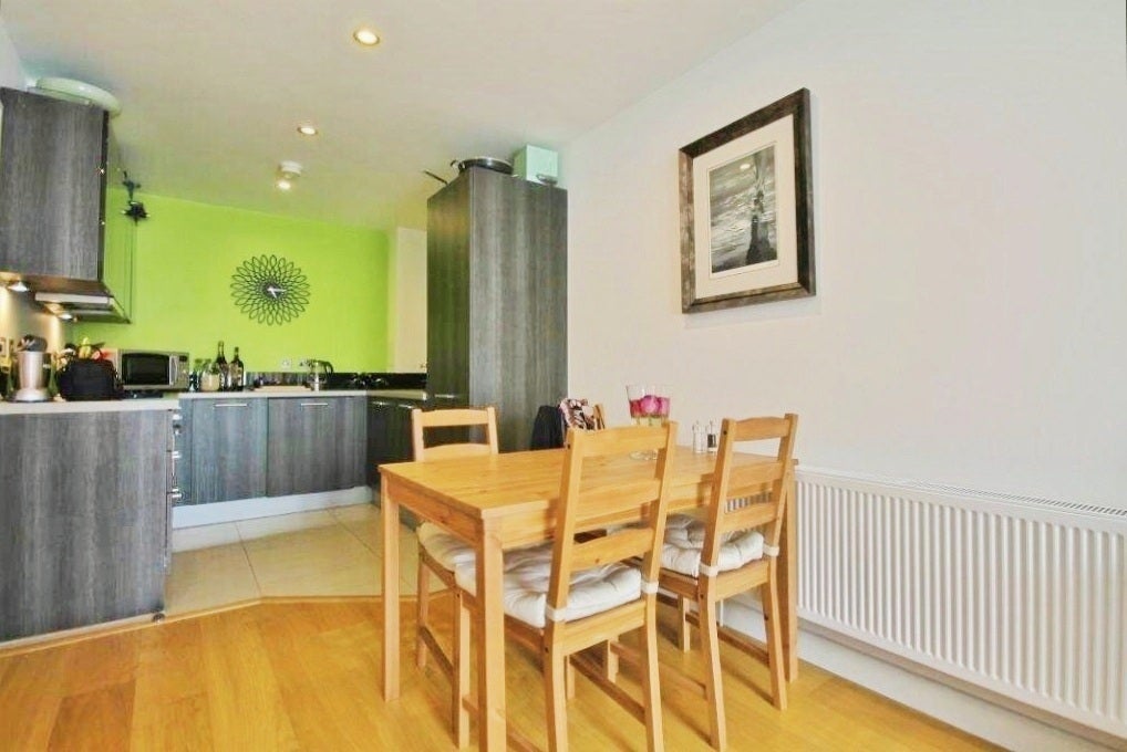 Flat Larden Road in Greater London