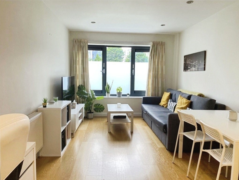 Flat Larden Road in Greater London